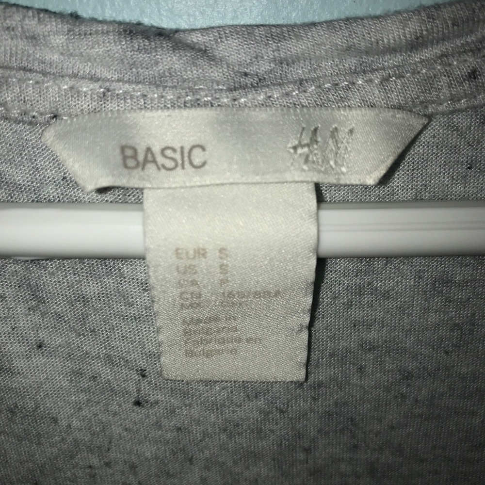 H&M basic tee bundle!!! - Picture 2 of 4